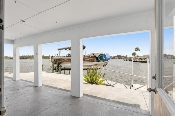 Exterior, Lake