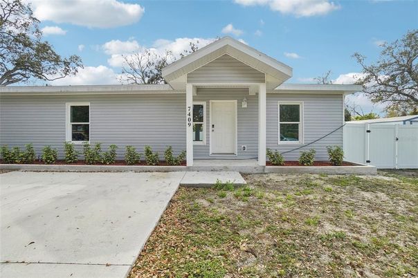 Exterior, Facade, Ranch