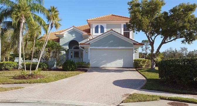 Attached, Exterior, Facade, Mediterranean