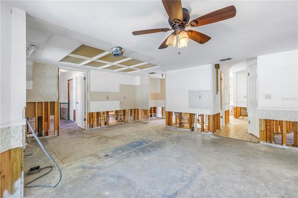 Empty room, Interior