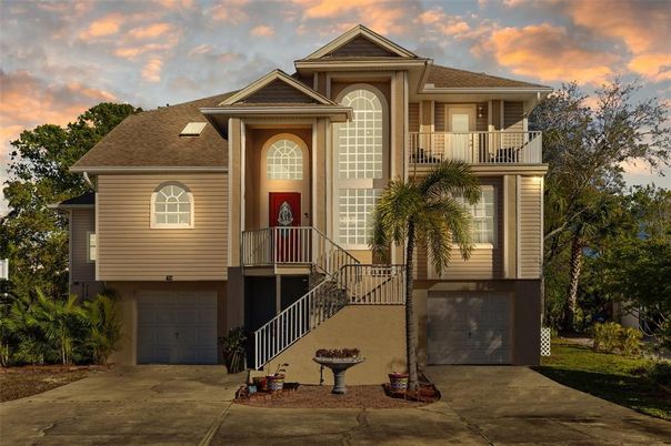 Attached, Exterior, Facade, Queen Anne Victorian