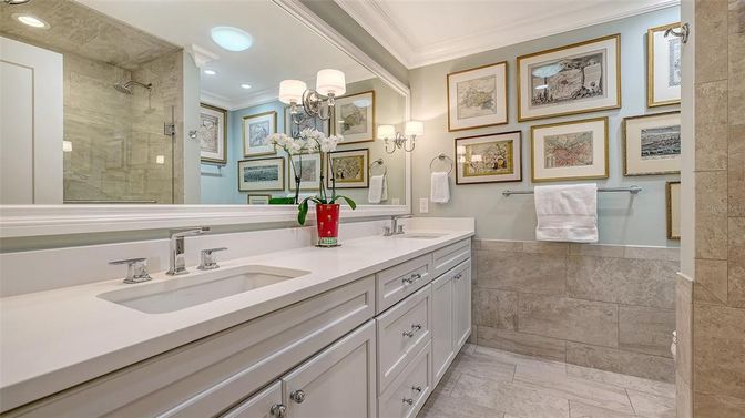 Bathroom, Dual Sink Vanities, Interior, Recessed Lighting