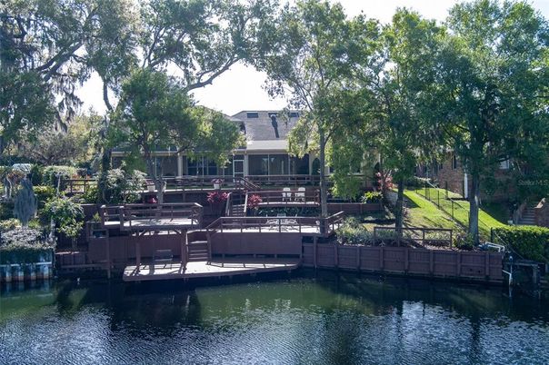 Exterior, Lake