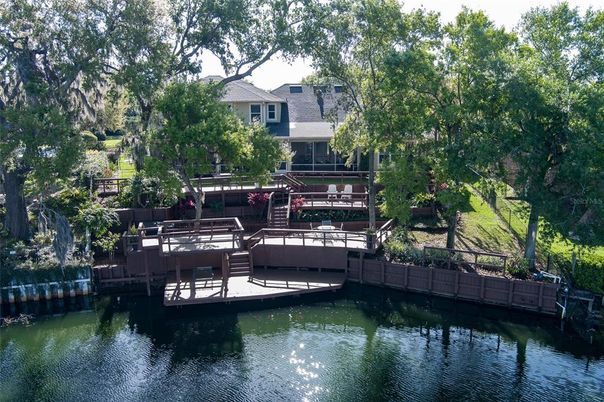 Exterior, Lake
