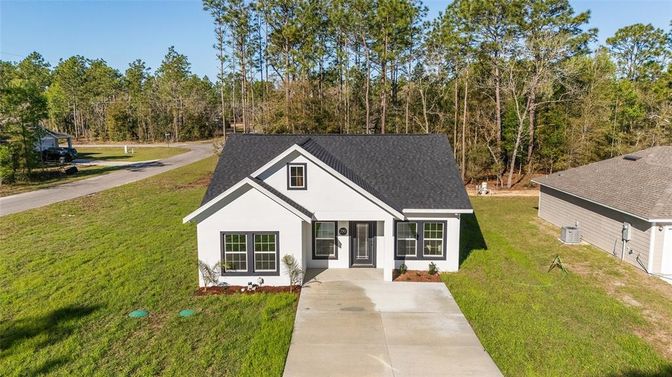 Exterior, Facade, Ranch