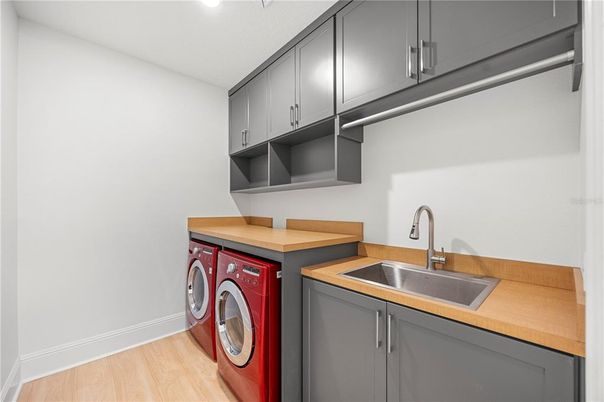 Interior, Recessed Lighting, Washer, Wood Texture Flooring