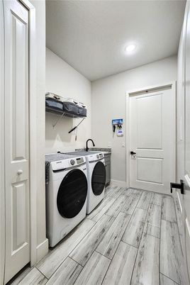 Interior, Recessed Lighting, Washer, Wood Texture Flooring