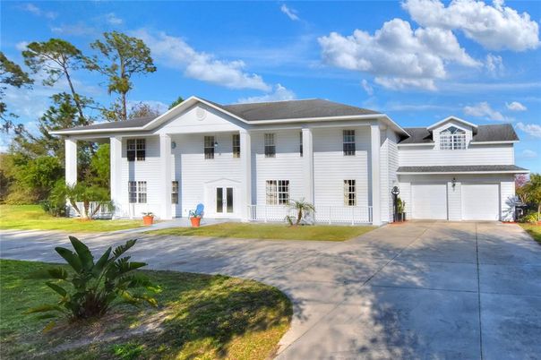 Attached, Exterior, Facade, Farmhouse