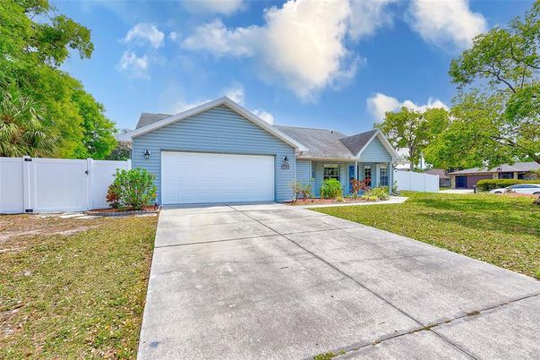 Attached, Exterior, Facade, Ranch