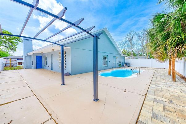 Exterior, Glass Ceilings, Pool, Sun Room