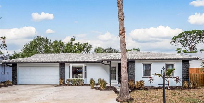 Attached, Exterior, Facade, Ranch