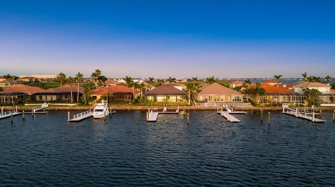 Exterior, Lake
