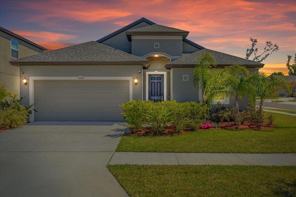 Attached, Exterior, Facade, American Craftsman