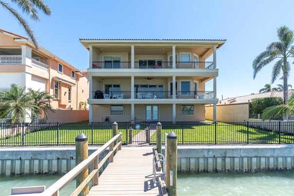 Exterior, Lake