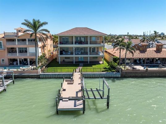 Exterior, Lake
