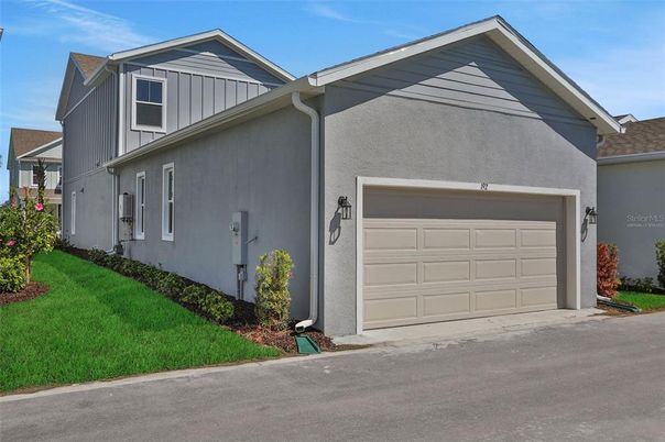 Attached, Exterior, Facade, American Craftsman