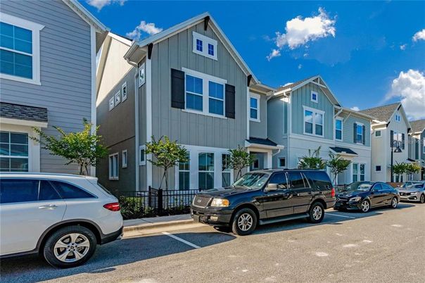 Exterior, Facade, Rowhouse