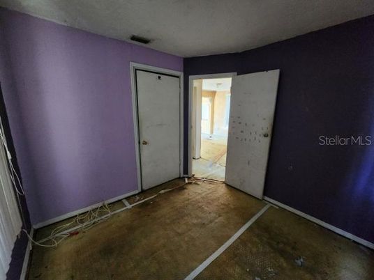 Empty room, Interior