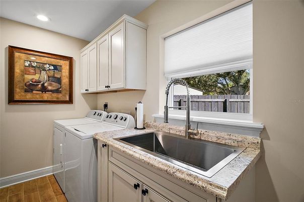 Interior, Recessed Lighting, Washer, Wood Texture Flooring