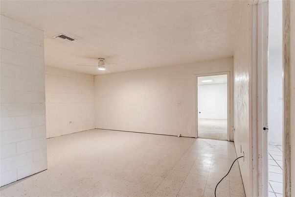 Empty room, Interior