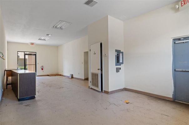Empty room, Interior