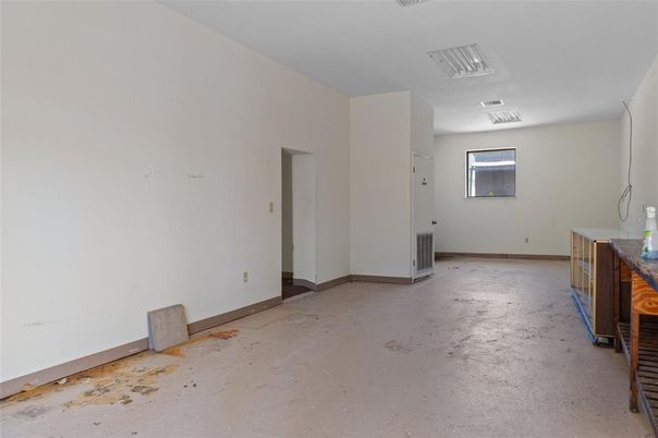 Empty room, Interior
