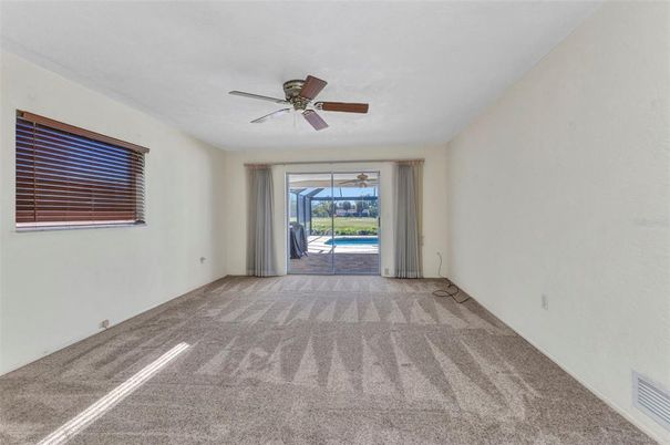 Empty room, Interior