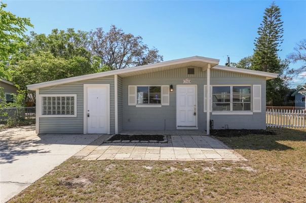 Exterior, Facade, Ranch