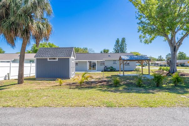 Backyard, Exterior, Facade, Ranch