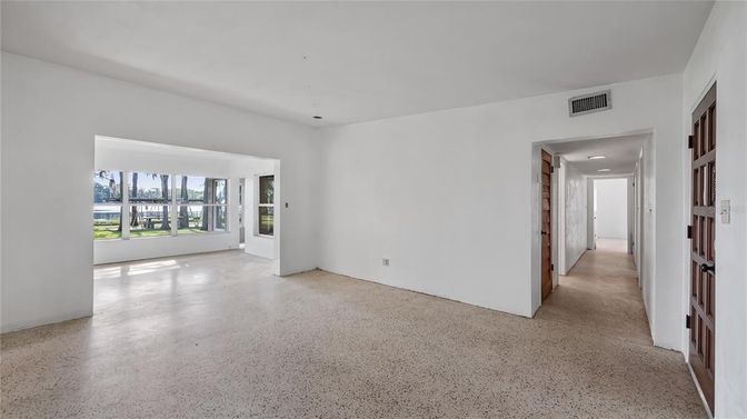 Empty room, Interior