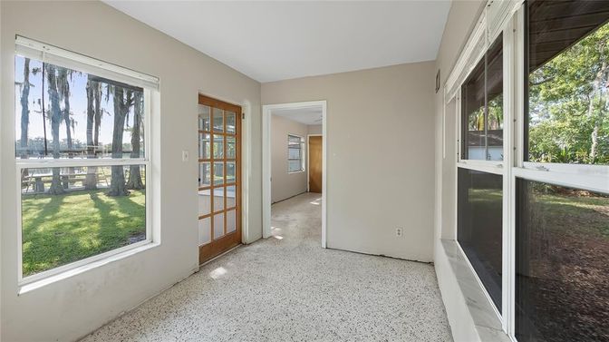 Empty room, Interior