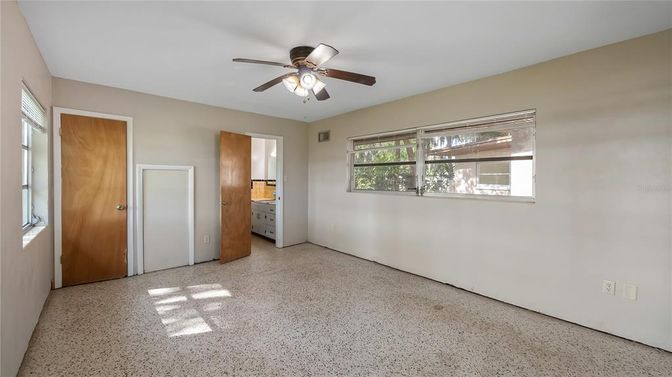 Empty room, Interior