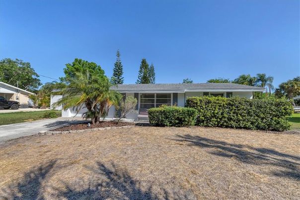 Backyard, Exterior, Facade, Ranch
