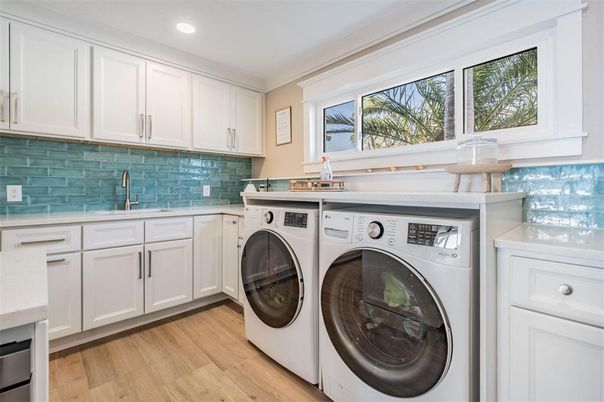 Interior, Recessed Lighting, Washer, Wood Texture Flooring