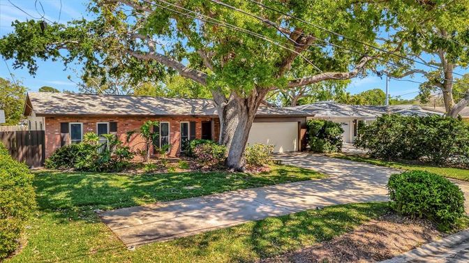 Attached, Exterior, Facade, Brick Facade, Ranch