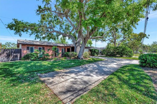 Exterior, Facade, Brick Facade, Ranch