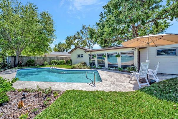 Exterior, Pool