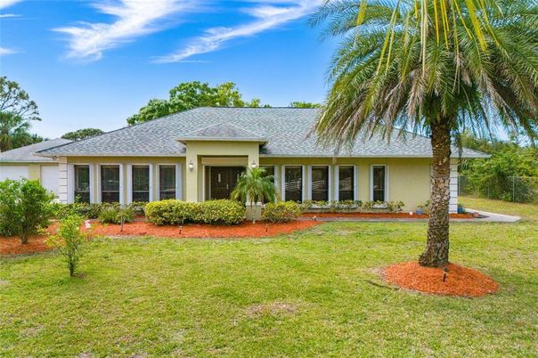 Backyard, Exterior, Facade, Ranch