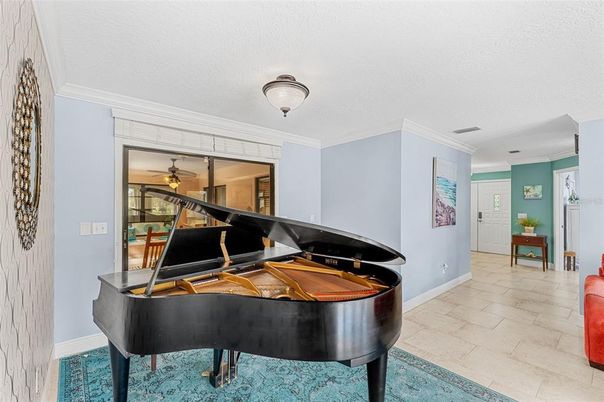 Interior, Piano