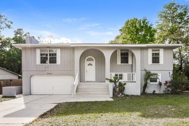 Attached, Exterior, Facade, Raised Ranch