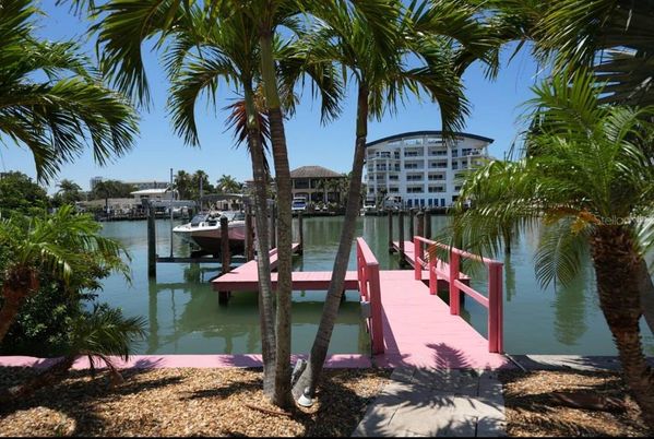 Exterior, Lake