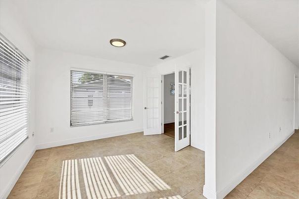 Empty room, Interior