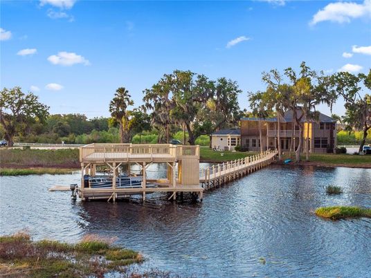 Exterior, Lake
