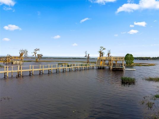 Exterior, Lake