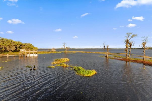 Exterior, Lake