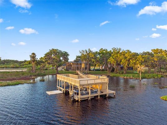 Exterior, Lake