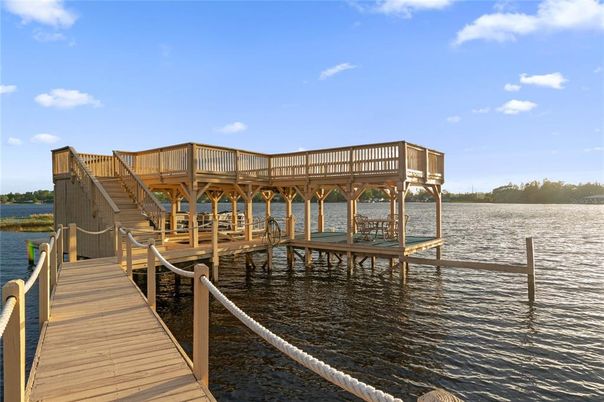 Exterior, Lake