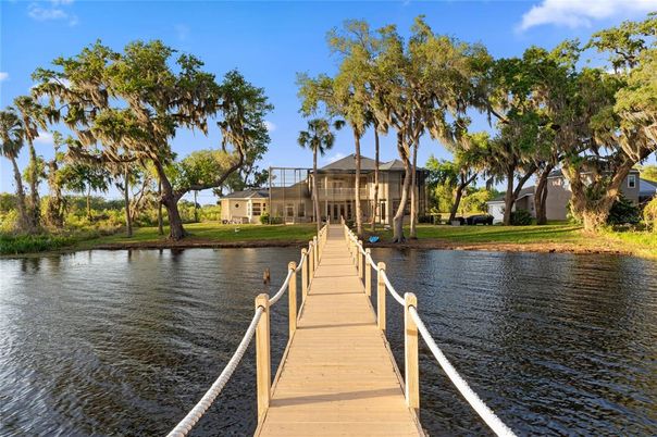 Exterior, Lake