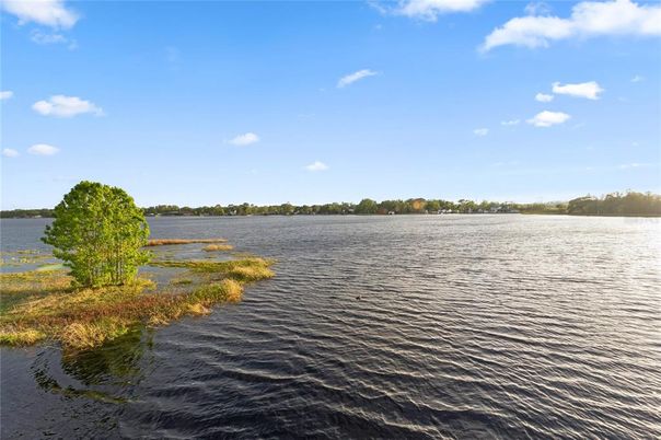 Exterior, Lake