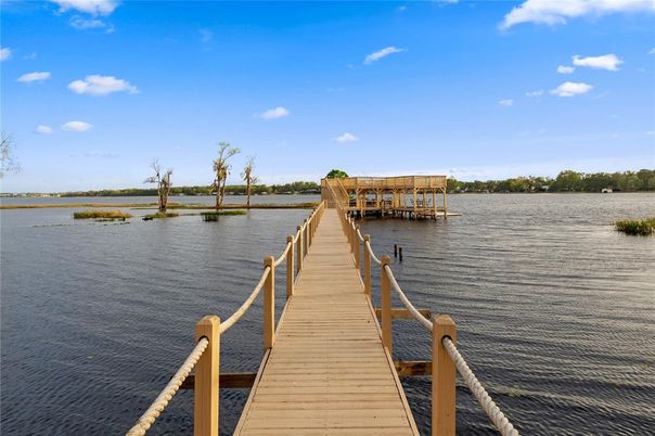 Exterior, Lake